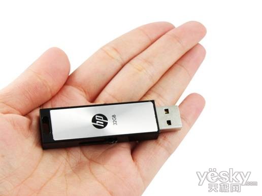 HP USB Flash drive_v275w_32G_hand.jpg